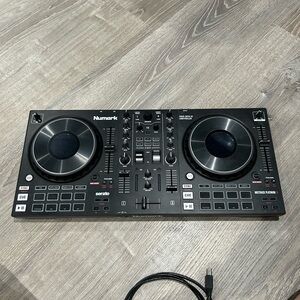 Numark Four Deck DJ Controller Mixtrack Platinum FX